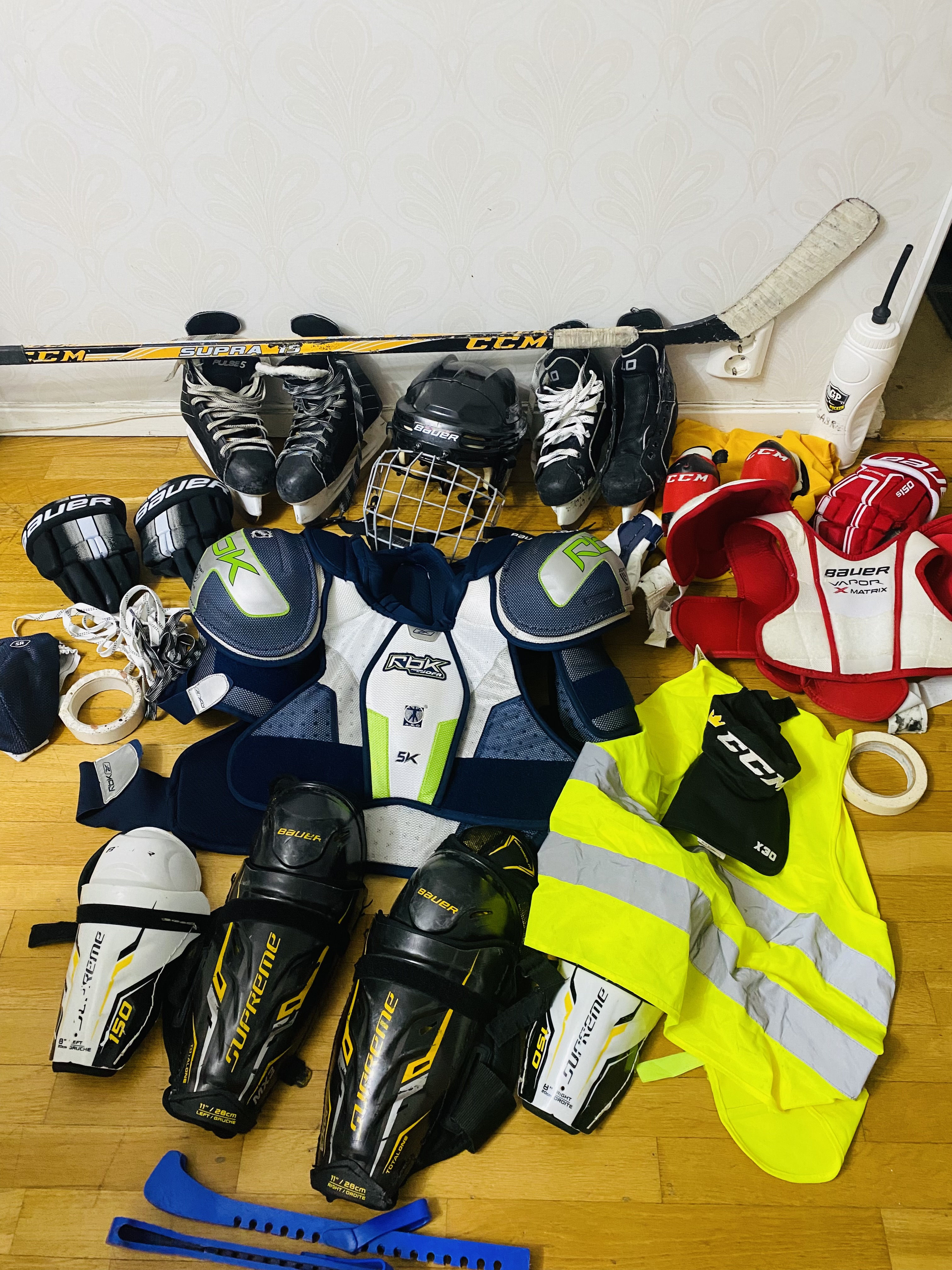 2 par skridskor (storlek 35 och 33) •1 hjälm (storlek S) •2 par handskar •2 par knäskydd (20 cm och 28 cm) •1 par skridskoskydd •1 halsskydd •1 vattenflaska •2 pungskydd •2 axelskydd och 2 armbågsskydd  •1 CCM-hockeyklubba